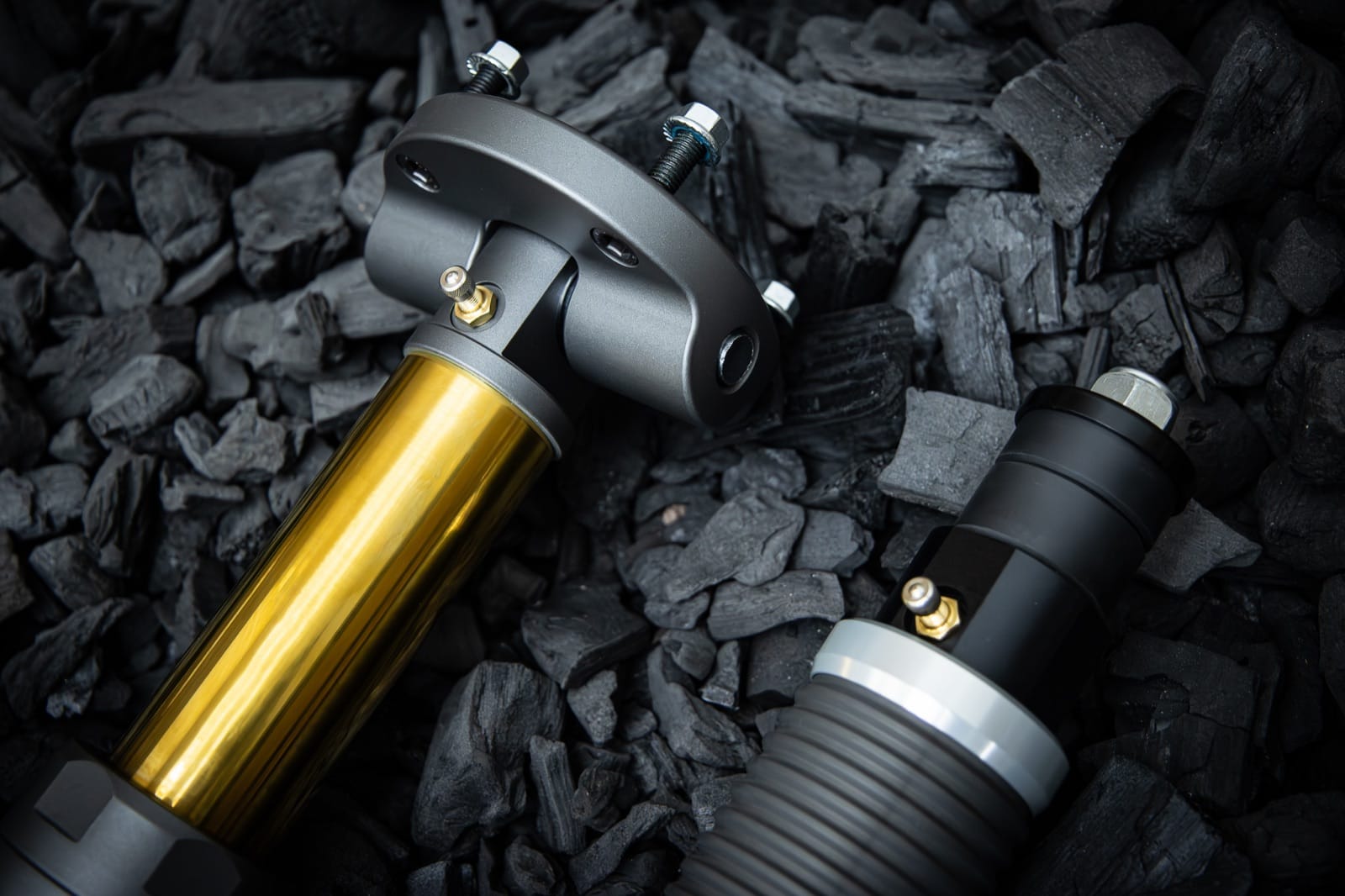 Combinés Nimbus Goliath V2 et Erebus côte à côte sur fond charbon